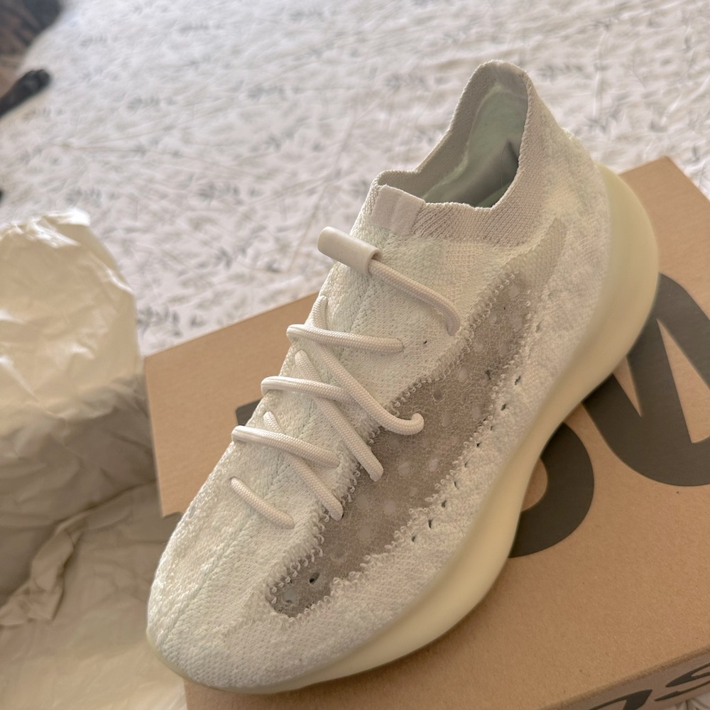 YEEZY BOOST 380
GZ8668 CALGLO